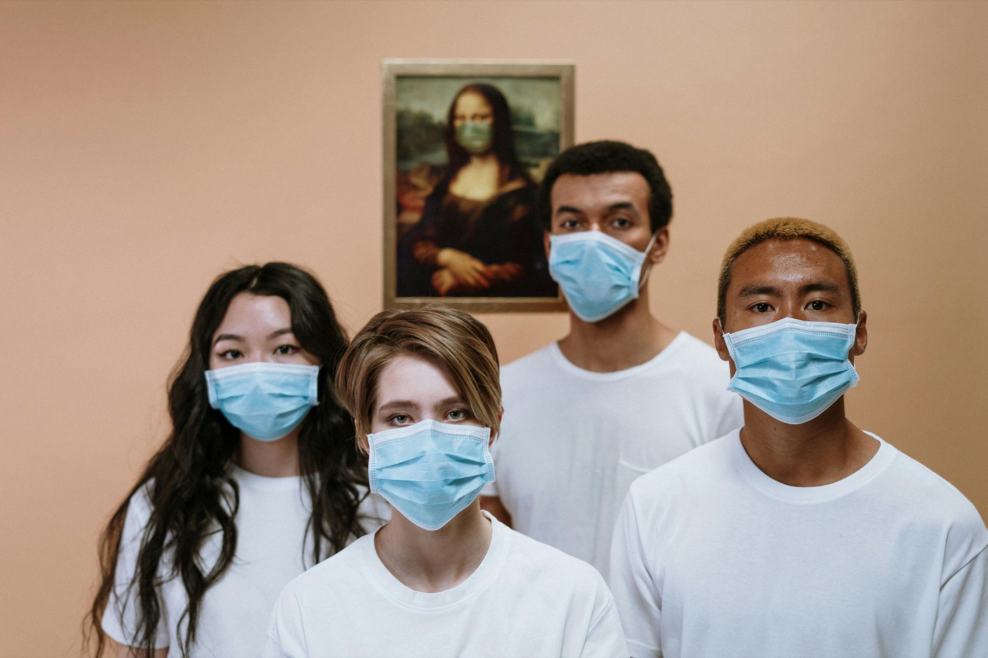 Modeling optimal quarantines with waning immunity